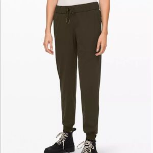 Lululemon- On The Fly Jogger - Size 4